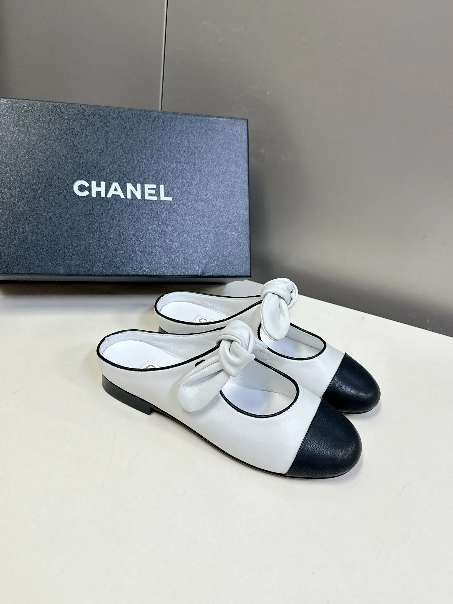 👟👟Ex-factory price 540👟👟 CHANEL Chanel Bow Elastic Strap Flat Shoes Bow Mary Jane shoes are so popular at first sight that you can wear them freely according to the weather changes! Put on socks to instantly transform into cute shoes for spring and summer! Transform into a magical princess in seconds 👸The upper is made of mixed sheepskin and tiptoe silk sheepskin. The foot feels super comfortable. The leather is very soft and skin-friendly. The genuine leather outsole imported from Italy Size: 35-41 (40 41 customized)